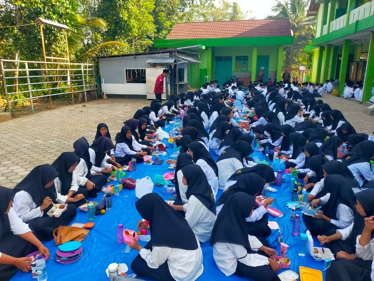 MTs Ma’arif NU 01 Susukan Mengadakan Sarapan Pagi Bersama Menyambut Hari Anak Nasional Ke-41 Tahun 2025