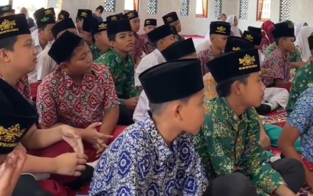 MTs Ma’arif NU 01 Susukan Tutup MATAMUDA dengan Ziarah Kubur dan Pawai Ta’aruf